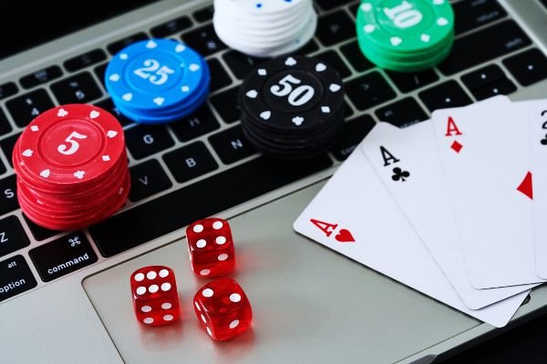 Layar ponsel menampilkan Monopoly Live dengan fitur chat, statistik taruhan, dan riwayat putaran